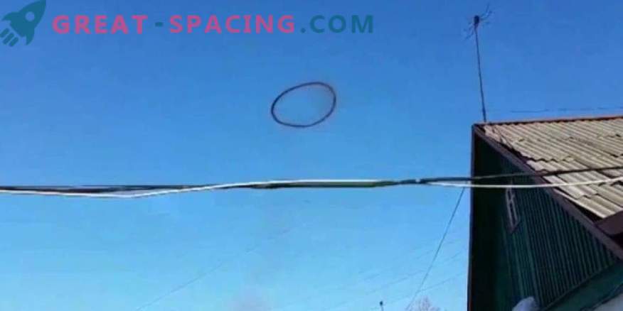 Een vreemde zwarte ring verscheen over de lucht van Montana. Video