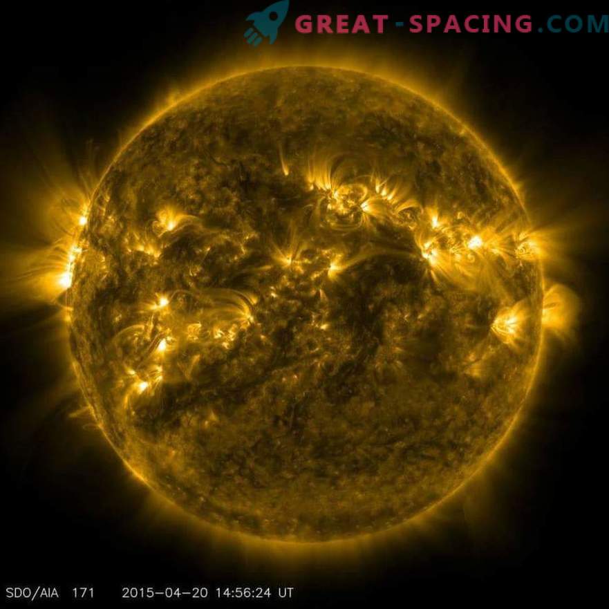 Krachtige zonne-uitbarstingen veroorzaakt door enorme magnetische lijnen