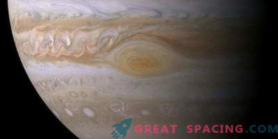 Geheimen van het magnetisch veld van Jupiter. Wat is zijn vreemdheid en waarom is het anders dan de aarde?