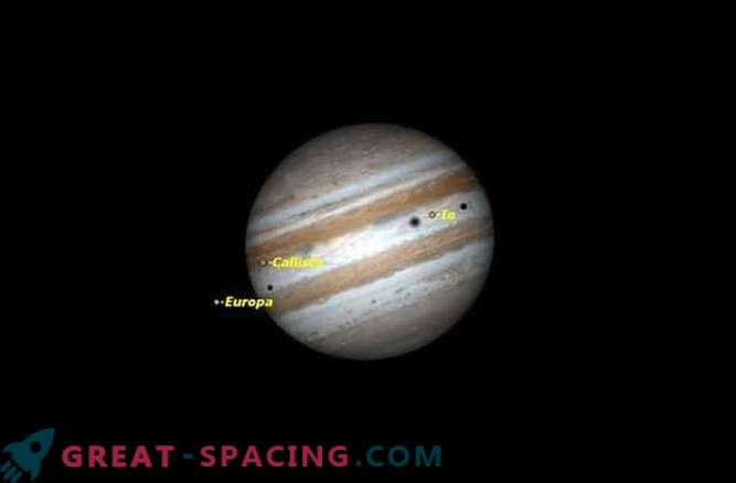 3 luni de Jupiter împotriva suprafeței planetei
