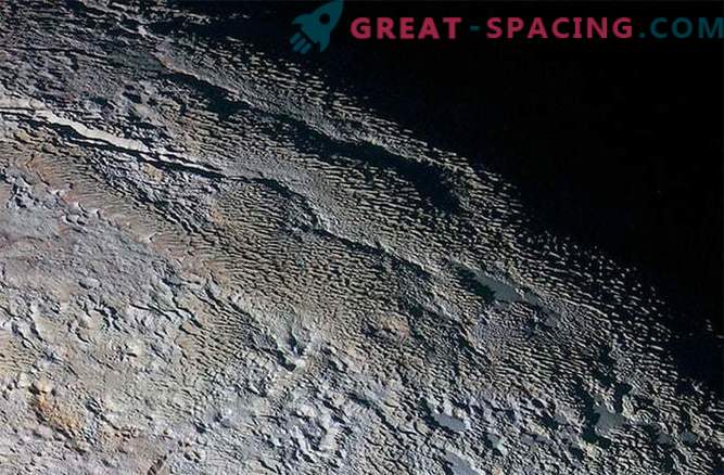 De mysterieuze Pluto-tour: een vreemd landschap dat lijkt op slangenhuid