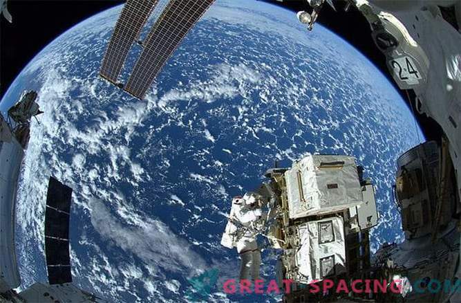 Verbluffende weergave vanuit ruimtestation