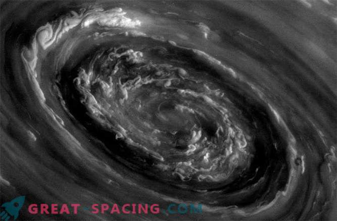 Onweersbuien op Saturnus kunnen veroorzaakt worden door enorme polaire cyclonen