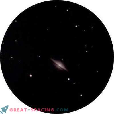 Een blik op het Sombrero-sterrenstelsel vanuit de steden