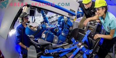 Boeing демонстрира примамливи космически костюми за астронавти