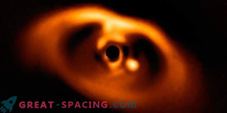 Eerste bevestigde foto van een pasgeboren planeet