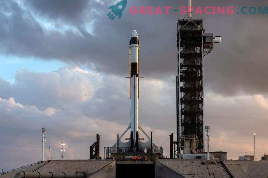 A primeira tripulação da SpaceX na plataforma de lançamento
