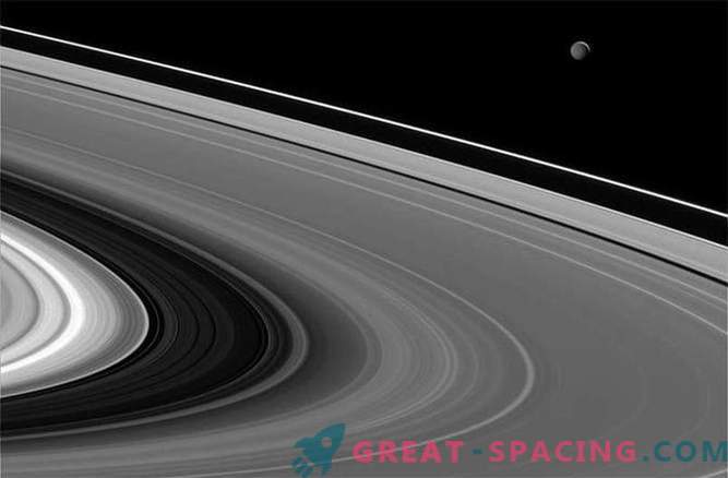 Mysterieuze Mimas baadt in de stralen van de zon van Saturnus