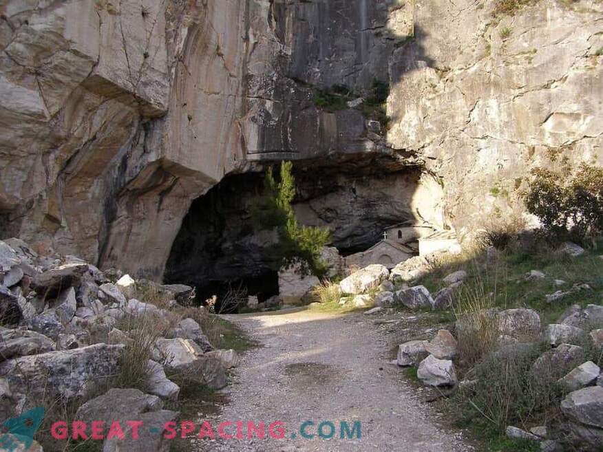 Vreemde activiteit in de grot Davelis. Wetenschappelijke verklaring en versies van ufologen