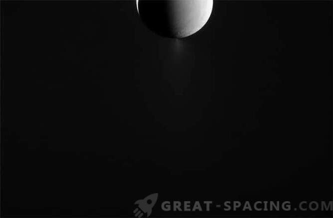 Cassini houdt toezicht op Enceladus-geisers.