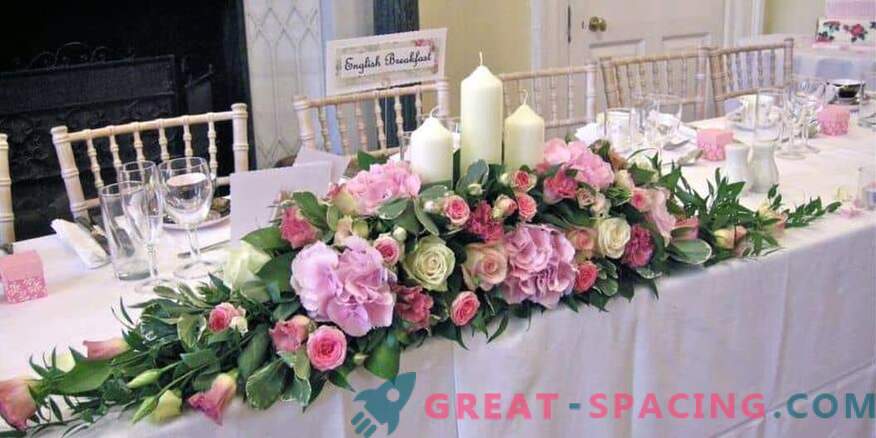 Een huwelijksfeest met bloemen decoreren: tips voor de bloemist