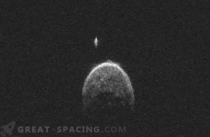 Een gevlogen asteroïde heeft zijn eigen maan