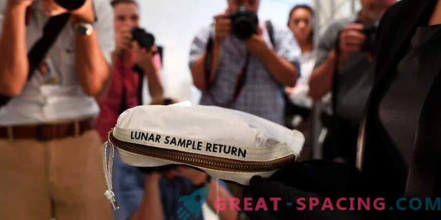 La borsa lunare di Neil Armstrong vende per $ 1,8 milioni